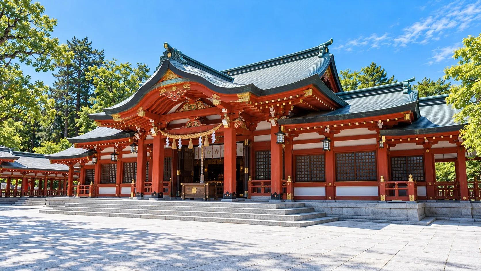 斜め前から望む赤綴神社の拝殿