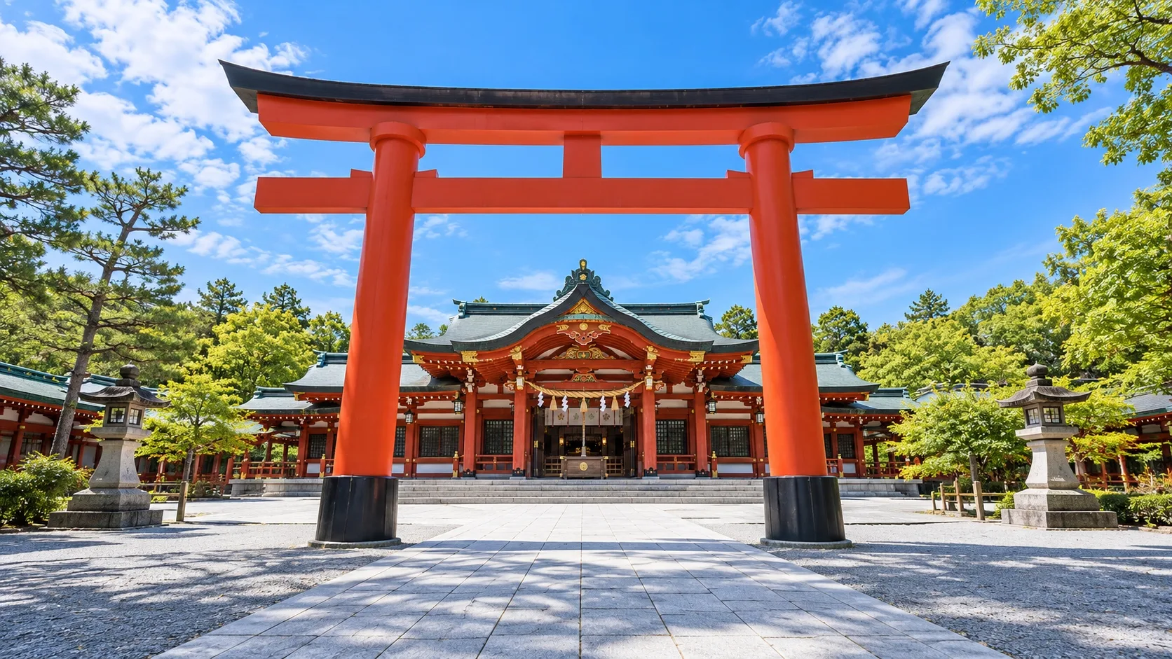 朱色の鳥居越しに望む赤綴神社