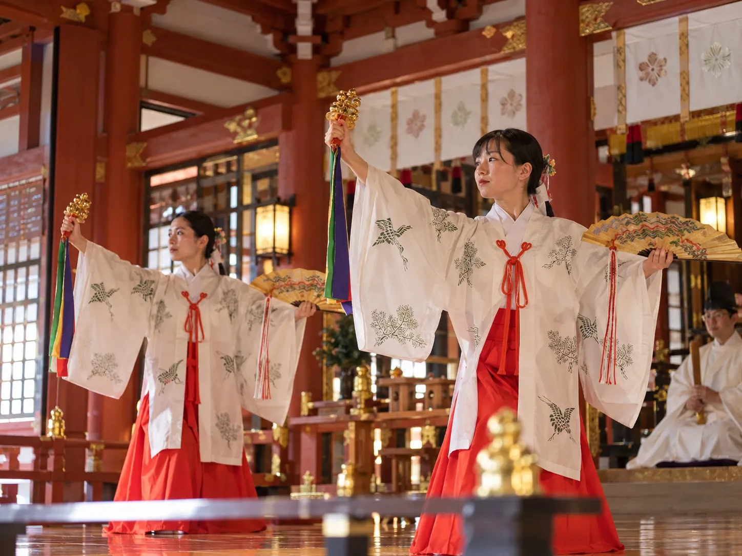 朱柱の拝殿で行われる祭祀の舞